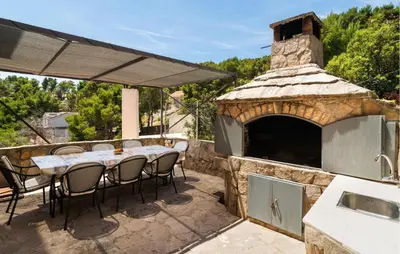 Popločani dio dvorišta ili vanjski dio objekta Stunning Apartment In Milna
