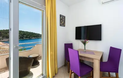 TV i/ili zabavni centar u objektu Cozy Apartment In Milna With House Sea View