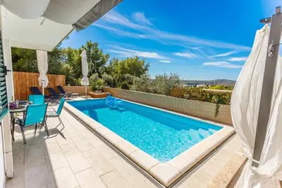 Bazen u objektu Family friendly house with a swimming pool Milna, Brac - 24609 ili u blizini