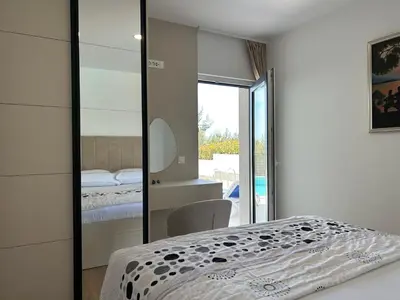 Krevet ili kreveti u jedinici u objektu Apartment Petar - private heated pool and sea view