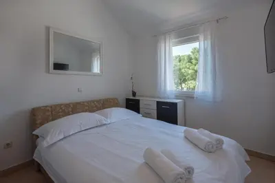 Krevet ili kreveti u jedinici u objektu APARTMENTS BRUNO 3 - two-room penthouse apartment - wonderful view of the sea - the best location, first row to the beach - 10 minutes from Supetar ferry port - free secured parking - facilities nearby
