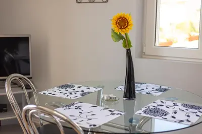 Tlocrt objekta Apartman Noel s terasom i parkingom