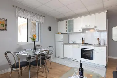 Kuhinja ili čajna kuhinja u objektu Apartman Noel s terasom i parkingom
