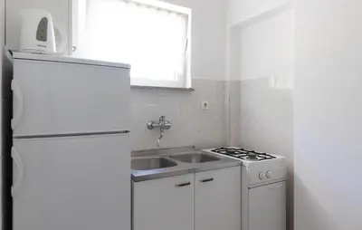 Kuhinja ili čajna kuhinja u objektu Amazing Apartment In Omis With Wifi