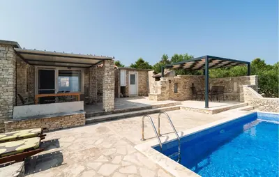 Bazen u objektu Pet Friendly Home In Postira ili u blizini