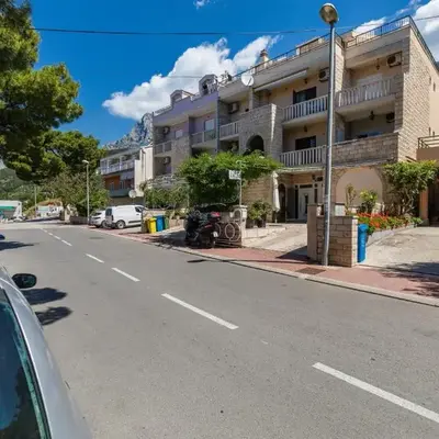 Apartments with parking space Makarska - 24562