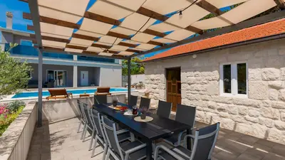 Popločani dio dvorišta ili vanjski dio objekta Villa Ivanova - Makarska by Villas Guide
