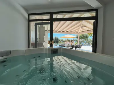 Bazen u objektu Mediterranean Oasis Seaside Villa with Pool ili u blizini