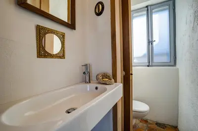 Kupaonica u objektu Secluded stone villa with private pool & garden