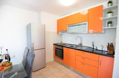Kuhinja ili čajna kuhinja u objektu Sunny apartment - by the sea
