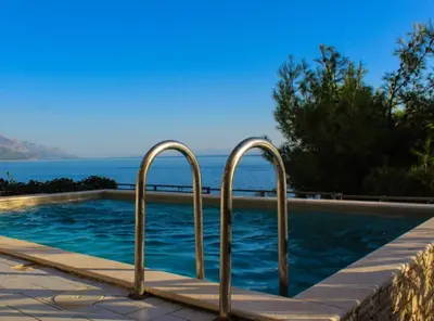 Bazen u objektu Seafront Apartment Sea Relax with Private Pool Balcony ili u blizini