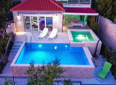 Bazen u objektu Seafront Apartment Sea Relax with Private Pool Balcony ili u blizini