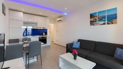 Kuhinja ili čajna kuhinja u objektu Apartman Mia 4 - Omis by Villas Guide