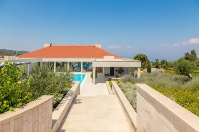 Bazen u objektu Villa Elaina ili u blizini