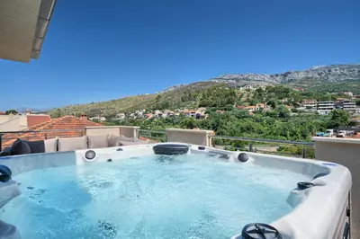 Pogled na planine ili pogled na planine iz apartmana