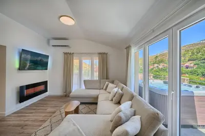 TV i/ili zabavni centar u objektu Relax penthouse private jacuzzi Split area