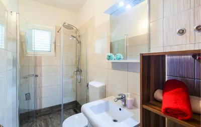 Kupaonica u objektu Awesome Apartment In Milna With Wifi
