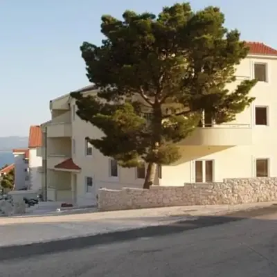 Apartments with parking space Bol - Brac - 23375