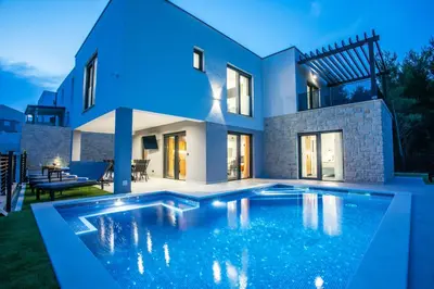 Bazen u objektu Villa Nina - heated pool - near Omiš ili u blizini