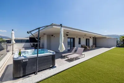 Bazen u objektu Penthouse Alure ili u blizini