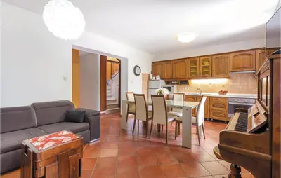 Kuhinja ili čajna kuhinja u objektu Holiday Home Podstrana - 04