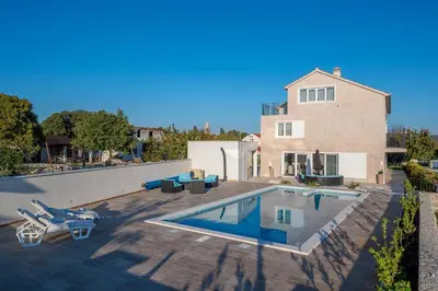 Bazen u objektu Luxury Villa David with swimming pool, sauna and jacuzzi ili u blizini
