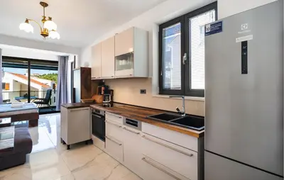 Kuhinja ili čajna kuhinja u objektu 1 Bedroom Lovely Apartment In Sutivan