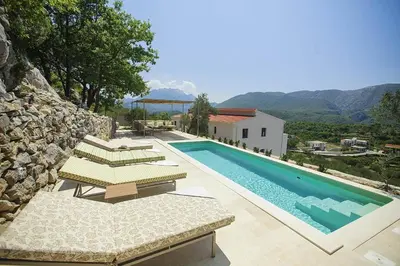 Pogled na planine ili pogled na planine iz vila