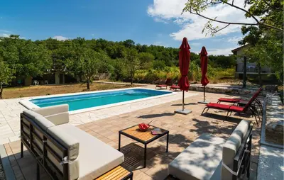 Bazen u objektu Stunning Home In Omis ili u blizini