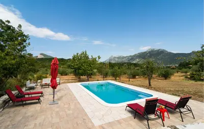 Pogled na planine ili pogled na planine iz vikendica