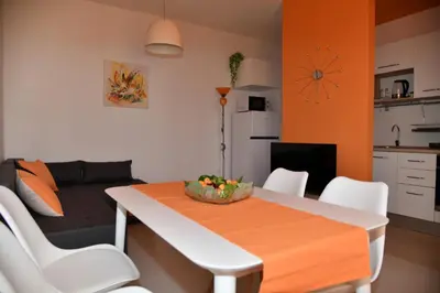 Kuhinja ili čajna kuhinja u objektu B apartment with terrace 1 min walk to the beach