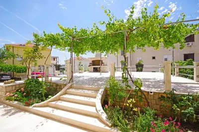 Vrt u objektu Apartmani Makarska 22