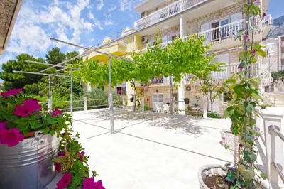 Vrt u objektu Apartmani Makarska 22