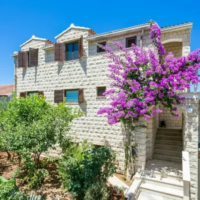 Apartments with parking space Supetar