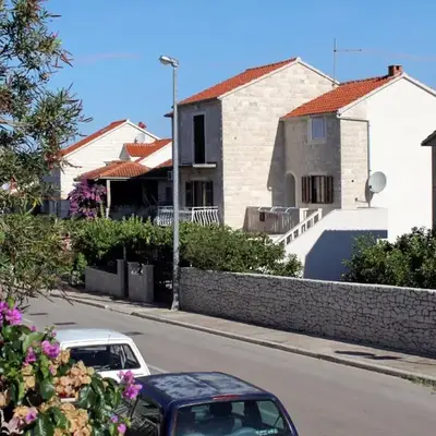 Apartments with parking space Supetar