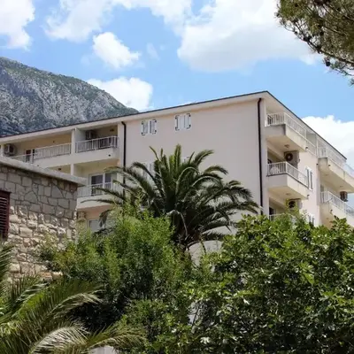 Apartments by the sea Makarska - 6880