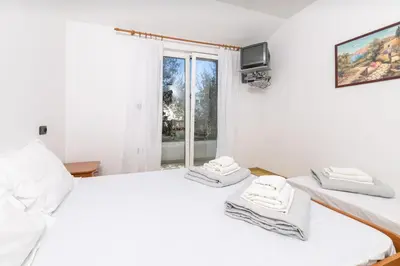 Krevet ili kreveti u jedinici u objektu Apartments by the sea Cove Pokrivenik, Hvar - 2073