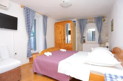 Krevet ili kreveti u jedinici u objektu Apartments with parking space Omis - 4327