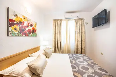 Krevet ili kreveti u jedinici u objektu Apartments Sinovcic with terrace & sea view, 4 min walk to the beach