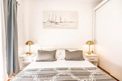 Krevet ili kreveti u jedinici u objektu Apartments Sinovcic with terrace & sea view, 4 min walk to the beach
