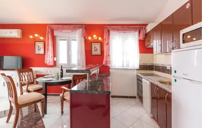 Kuhinja ili čajna kuhinja u objektu 1 Bedroom Beautiful Apartment In Makarska