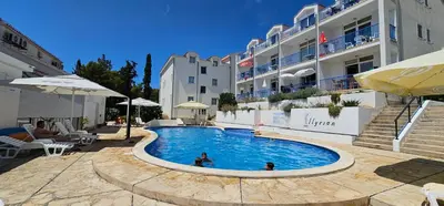Bazen u objektu Beach front with Swimming Pool, Illyria Resort Apt 102 ili u blizini