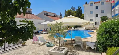 Bazen u objektu Beach front with Swimming Pool, Illyria Resort Apt 102 ili u blizini