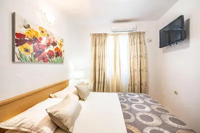 Krevet ili kreveti u jedinici u objektu A 8 apt w terrace & sea view 4 min walk to beach