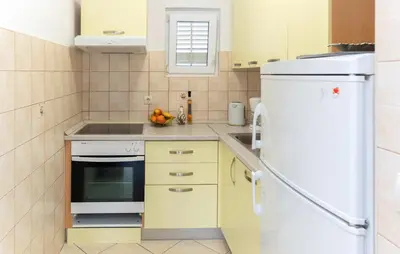 Kuhinja ili čajna kuhinja u objektu Beautiful Apartment In Makarska With Wifi