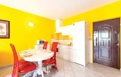 Kuhinja ili čajna kuhinja u objektu 1 Bedroom Cozy Apartment In Makarska