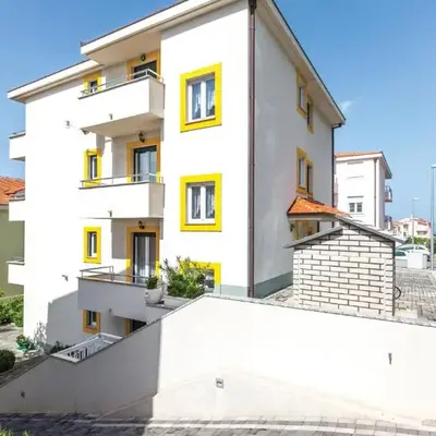 1 Bedroom Cozy Apartment In Makarska