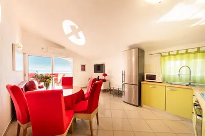 Kuhinja ili čajna kuhinja u objektu A 6 apt w terrace & sea view 4 min walk to beach
