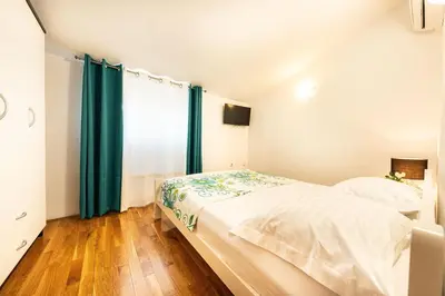 Krevet ili kreveti u jedinici u objektu A 6 apt w terrace & sea view 4 min walk to beach