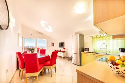 Kuhinja ili čajna kuhinja u objektu A 6 apt w terrace & sea view 4 min walk to beach